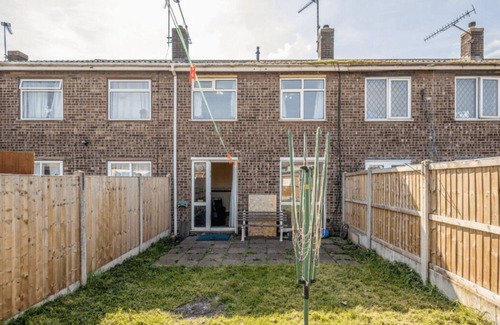 Tilbury House | Inviting 3-Bedroom Home with WiFi, Parking & Garden Oasis