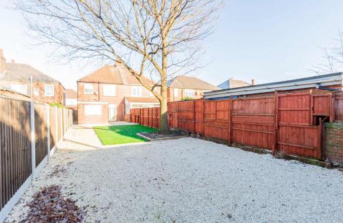 Doncaster House | Spacious 3 Bedroom Home with Garden in Doncaster