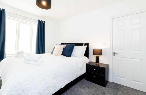 Doncaster House | Spacious 3 Bedroom Home with Garden in Doncaster