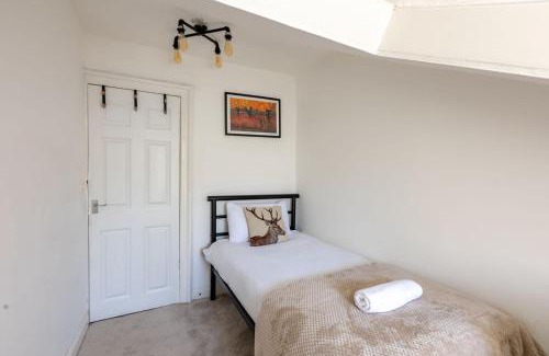 Glasgow House | Family-Friendly 3 Bedroom Home in Glasgow with Free Parking