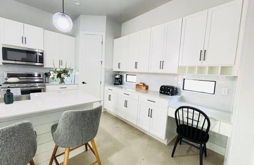Holly House | Spacious 3-Bedroom Home in Trendy Downtown Neighborhood