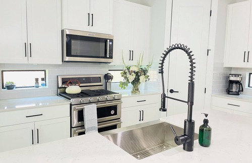 Holly House | Spacious 3-Bedroom Home in Trendy Downtown Neighborhood