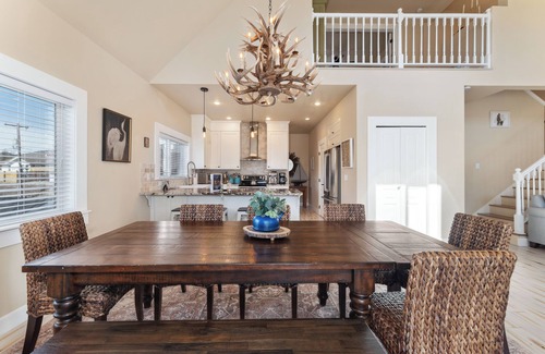 Chelan House | Spacious 3-bedroom house with fitness room, Theatre, WiFi in brilliant Chelan