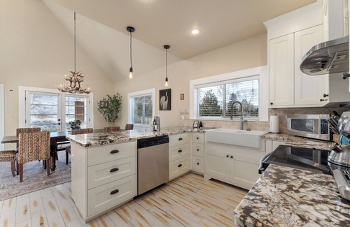 Chelan House | Spacious 3-bedroom house with fitness room, Theatre, WiFi in brilliant Chelan