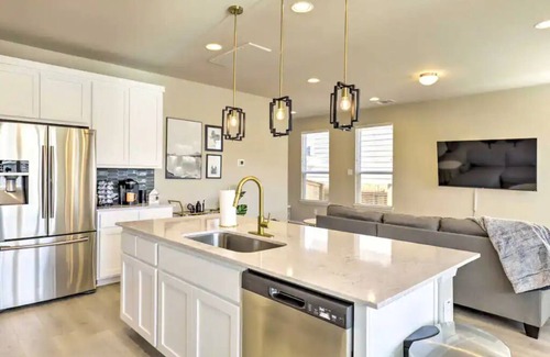 Travis County House | Elegant 3 Bedroom Home with Lake View & Spa in Austin