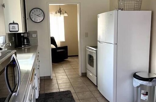 Hanford House | Pet-Friendly 3-Bedroom Retreat with Fast Internet & TV