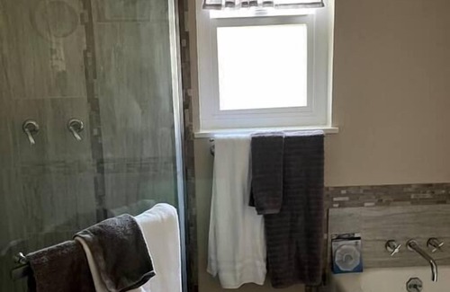 Hanford House | Pet-Friendly 3-Bedroom Retreat with Fast Internet & TV
