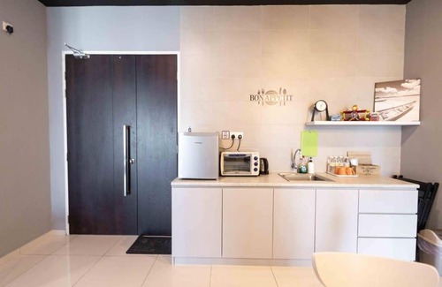Bayan Lepas Apartment | Cozy Home: Family-Friendly 3 Bedrooms with Dining Options