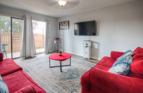 South Main Condo | Family-Friendly 3 BR Condo with Pool Near Med Center