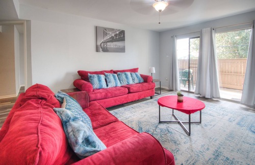 South Main Condo | Family-Friendly 3 BR Condo with Pool Near Med Center