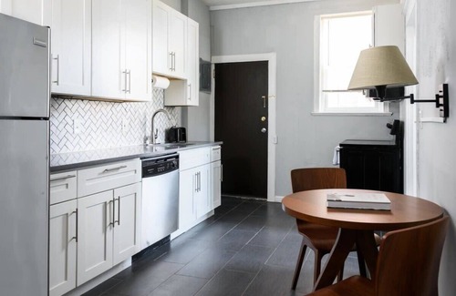 Central West End Apartment | Cozy 3 BR Apartment in CWE - Perfect for Families & Pets!