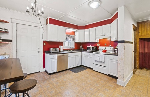 Nassau House | Pet-Friendly 3 BR Apt with Porch & Grill Near Rail Trail