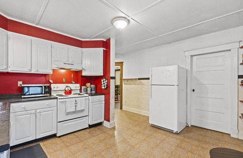 Nassau House | Pet-Friendly 3 BR Apt with Porch & Grill Near Rail Trail