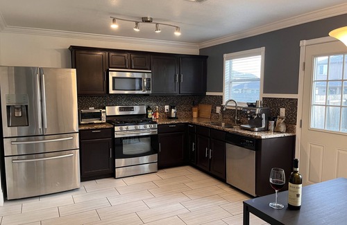 Kyle House | Ideal 3-Bedroom Retreat with Kitchen & Breakfast Included