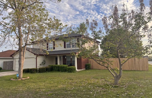 Kyle House | Ideal 3-Bedroom Retreat with Kitchen & Breakfast Included