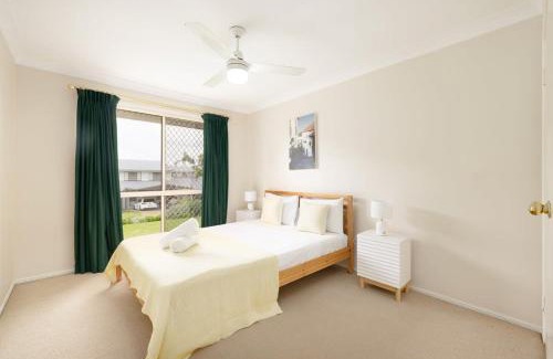 Calamvale House | Prime Location 3-BR Haven Near Shopping Centre