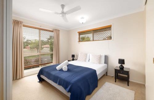 Calamvale House | Prime Location 3-BR Haven Near Shopping Centre