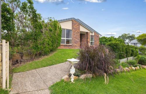 Calamvale House | Prime Location 3-BR Haven Near Shopping Centre