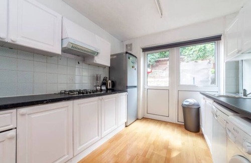 Woolwich Riverside Apartment | Private Garden Retreat: 3 BR House in Woolwich