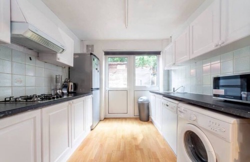 Woolwich Riverside Apartment | Private Garden Retreat: 3 BR House in Woolwich