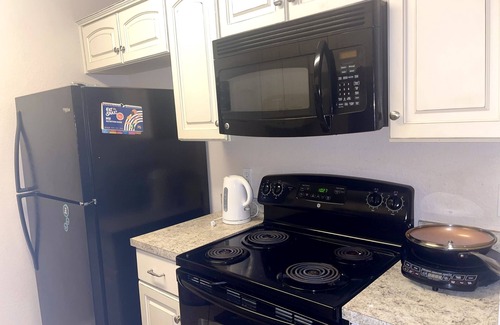 Tallahassee House | Central 3 BR Townhome with Spa and Family-Friendly Amenities