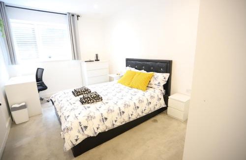 Camberwell Green Apartment | Spacious 3-Story Retreat with Rooftop Terrace and Modern Amenities