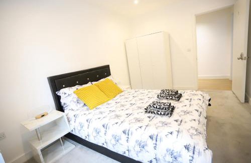 Camberwell Green Apartment | Spacious 3-Story Retreat with Rooftop Terrace and Modern Amenities