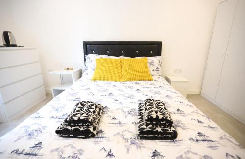 Camberwell Green Apartment | Spacious 3-Story Retreat with Rooftop Terrace and Modern Amenities