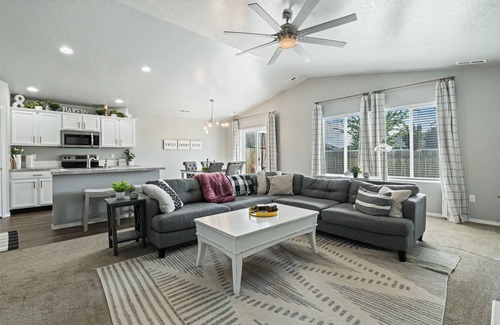 Nampa House | Guest Rated 10/10: Pet-Friendly 3B with Split Floorplan