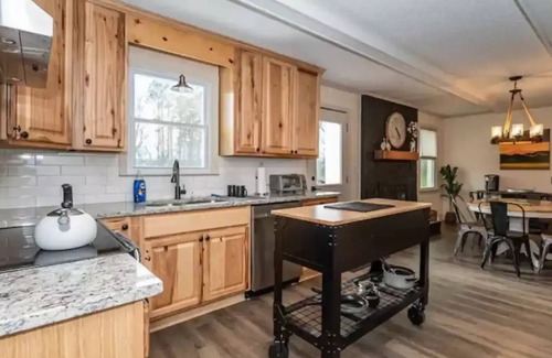 Berea House | Pet-Friendly 3BD Retreat with Direct Bike Trail Access