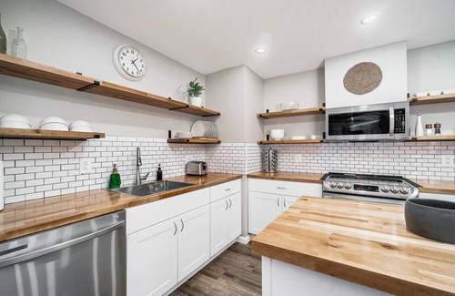 Westgate House | Family-Friendly 3Bd Home with Kitchen Near Base, Rated 10/10