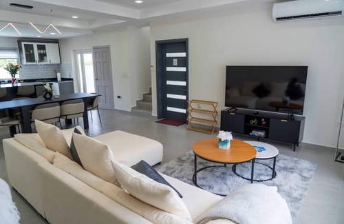 Cole Bay House | Guest Rated 10/10: Cozy 3BD Home with Private Pool