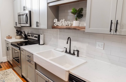 Lawrence Apartment | Premier 3BD Loft in Downtown Lawrence with Ocean View