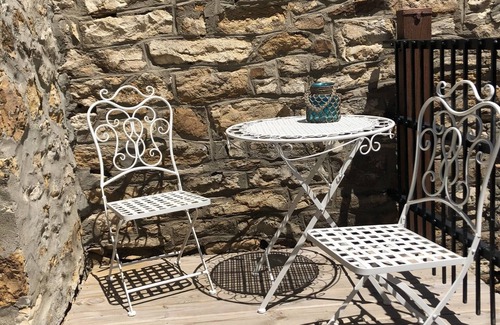 Lawrence Apartment | Premier 3BD Loft in Downtown Lawrence with Ocean View