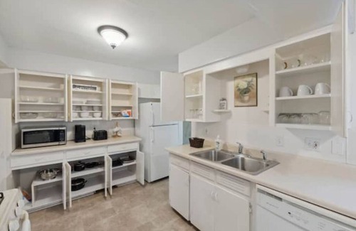 Ottawa House | Inviting 3Bd Home with Pool Table, Deck & Office Near Toledo