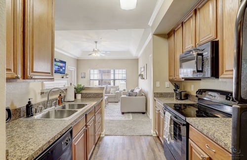 The Colony Apartment | Inviting Retreat with Pool & Hot Tub - Guest Rated 9.8
