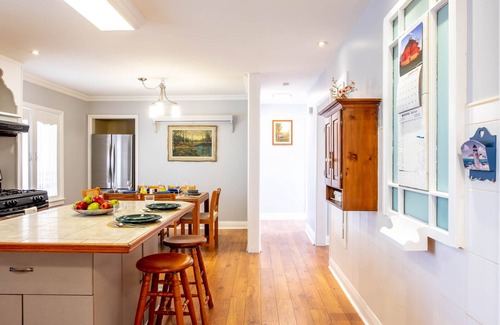 Rosemount House | Inviting 3bdrm House Centrally Located in Kitchener