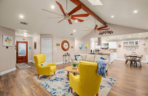 The Woods House | Inviting 3-Bedroom Retreat with Hot Tub Near Downtown Austin