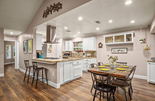 The Woods House | Inviting 3-Bedroom Retreat with Hot Tub Near Downtown Austin
