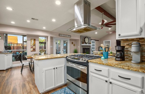The Woods House | Inviting 3-Bedroom Retreat with Hot Tub Near Downtown Austin