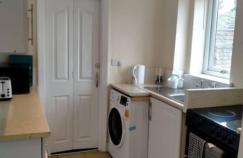 Walsall House | Family-Friendly 3-Bed House in Walsall with Onsite Parking