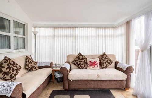 Wrexham House | Family-Friendly 3-Bed Home with Games Room Near City