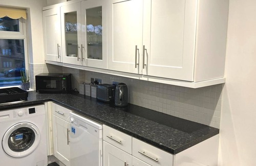 Canons Apartment | Pet-Friendly 3BR Flat with Free WiFi and Breakfast Included