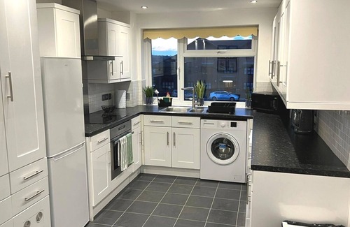 Canons Apartment | Pet-Friendly 3BR Flat with Free WiFi and Breakfast Included