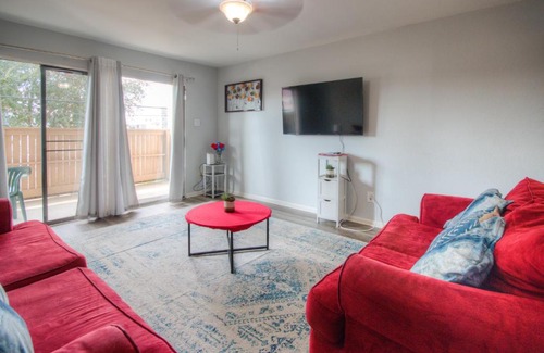 South Main Apartment | Family-Friendly 3BR Condo near Medcenter & NRG - Pool Access