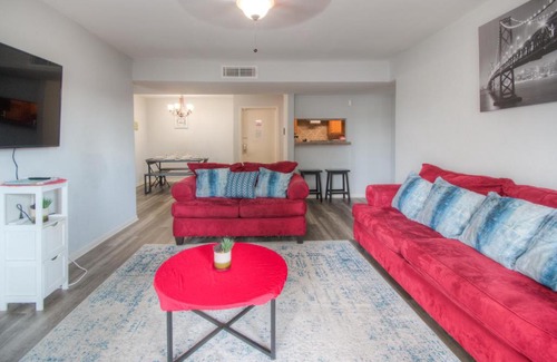 South Main Apartment | Family-Friendly 3BR Condo near Medcenter & NRG - Pool Access