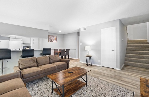 North University Apartment | Spacious 3BR/2BA next to UT 6789