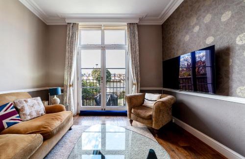 Thamesfield Apartment | Family-Friendly 3BR Garden Apartment in West Putney