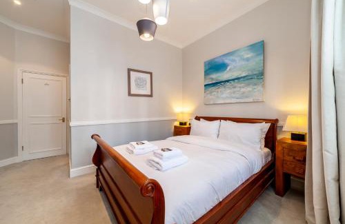 Thamesfield Apartment | Family-Friendly 3BR Garden Apartment in West Putney