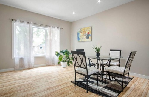 Saskatoon House | Family-Friendly 3BR Suite Perfectly Located in the City